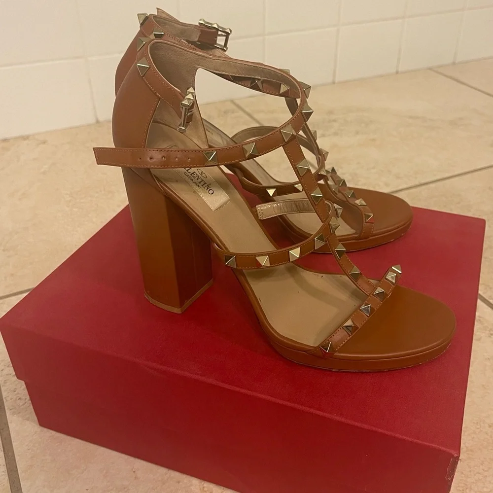 Valentino Garavani Tan Leather Rockstud T-Strap Sandals
